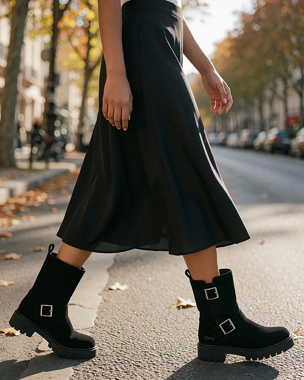 Boots motardes en daim noir à boucles portées avec une jupe midi
