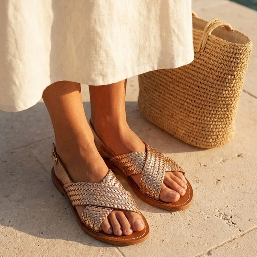 sandales fines dorées — le produit tel que porté par le mannequin