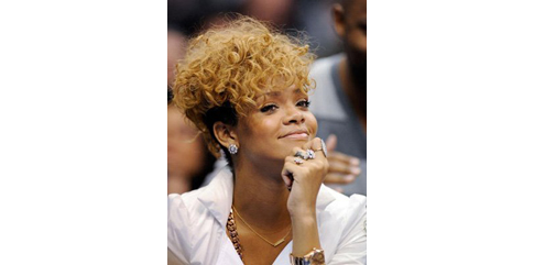 rihanna banane blonde frisée