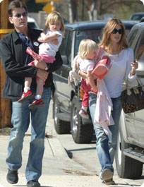 Denise Richard, Charlie Sheen et leurs deux filles