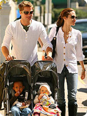 Le couple Pitt-Jolie accompagné de Zahara et Siloh Nouvel
