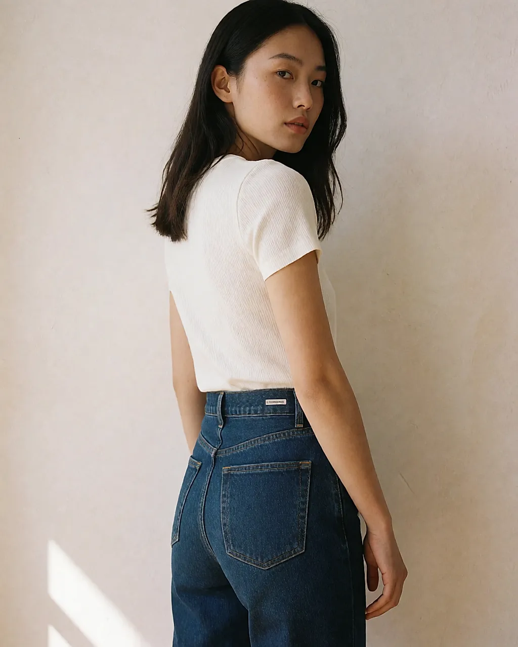 Vue rapprochée de la ceinture d'un jean taille haute Citizens of Humanity, dans un loft