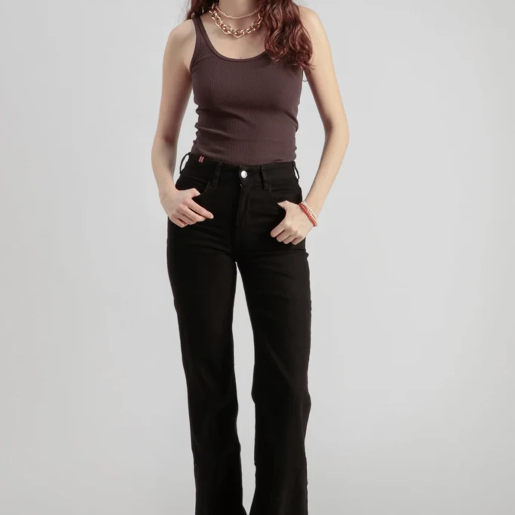 Jean taille haute noir Notify — le produit tel que porté par le mannequin