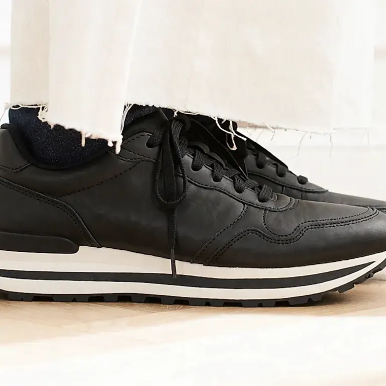 Cuir noir sur basket de running : la matière qui remplace le mesh et redessine la silhouette